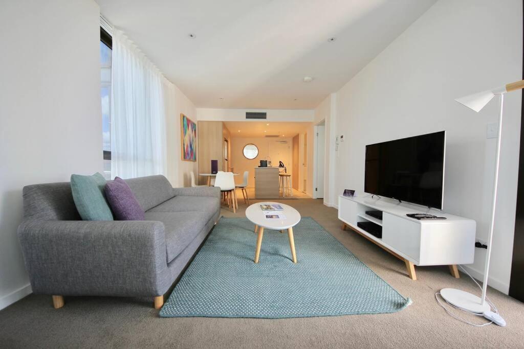 Luxury Beaches Broadbeach 906