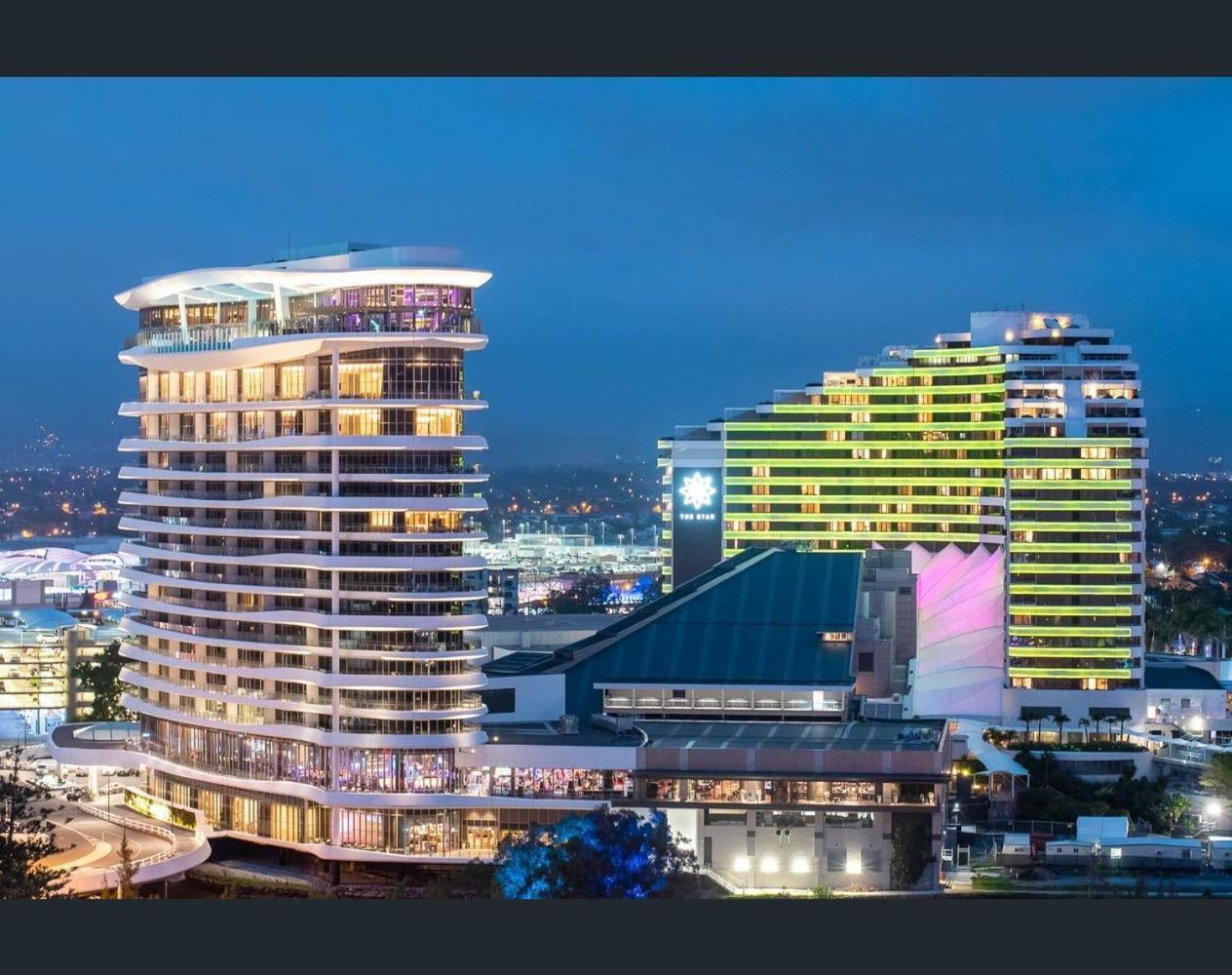 Luxury Beaches Broadbeach 906 *