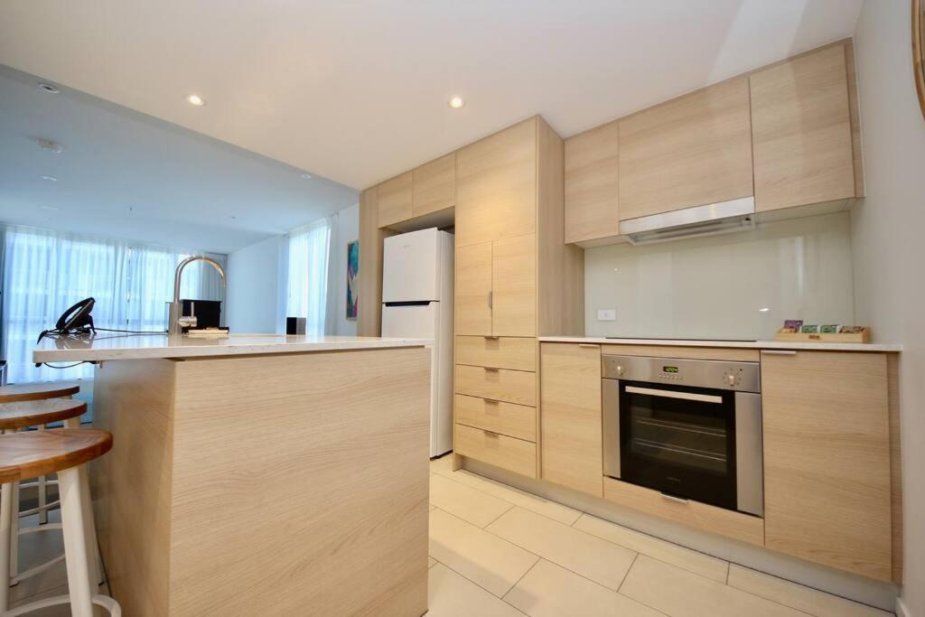 Luxury Beaches Broadbeach 906 Apartment *